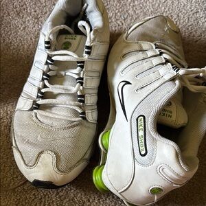 Nike Men's White and Green shox Athletic Shoes